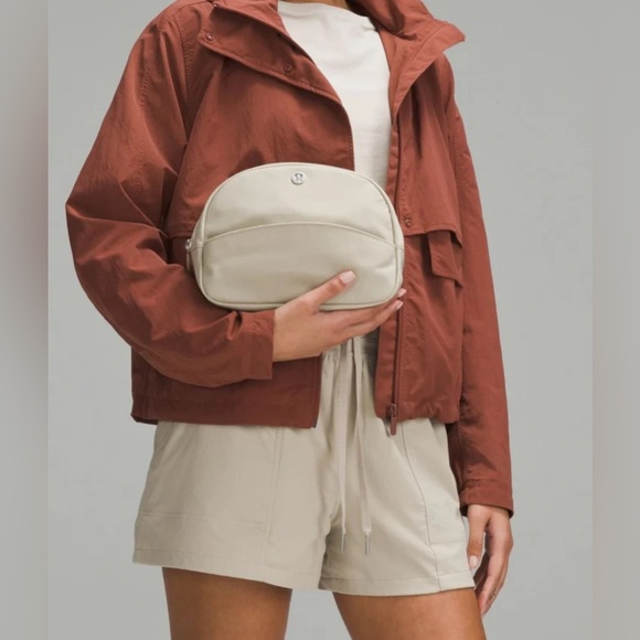 NWOT Lululemon City Essentials Pouch 2L - Picture 2 of 6